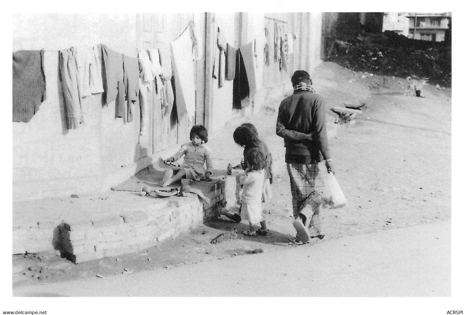 NEPAL KATMANDOU Enfants Et Linge Séchant  Année 1984  Katmandhu  Katmandu KATHMANDU N°  35   \MR8073 - Népal