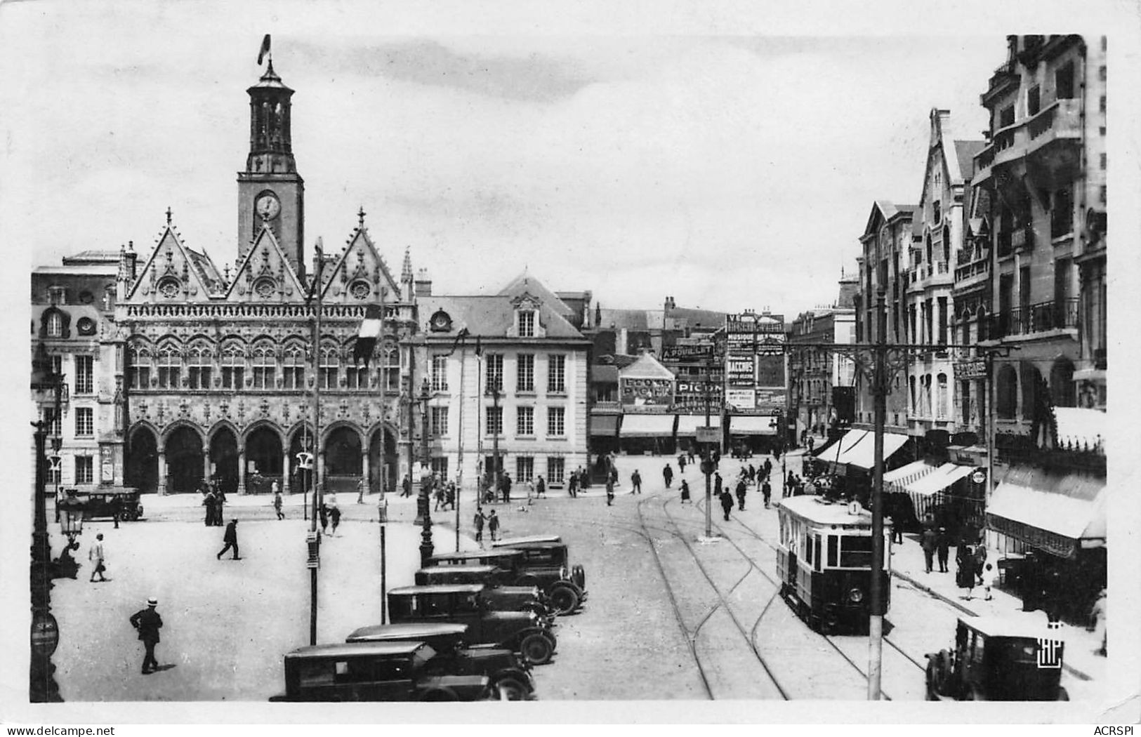 02   SAINT-QUENTIN   Place De L'hotel De Ville  Automobiles Et Tramway  (Scan R/V) N°  30   \MR8084 - Saint Quentin