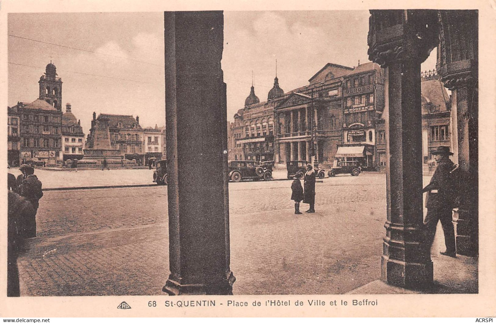 02   SAINT-QUENTIN    Place De L'hotel De Ville  Et Le Beffroi        (Scan R/V) N°  20   \MR8084 - Saint Quentin