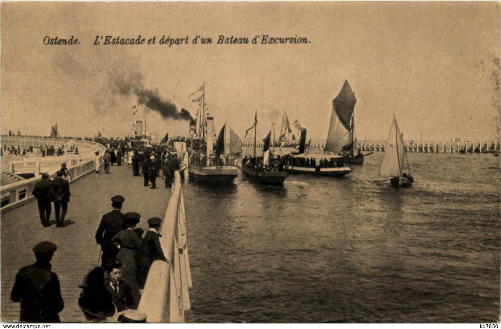 Ostende - L Estacade Et Depart D Un Bateau - Oostende