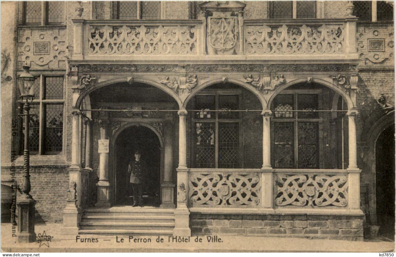 Furnes - Le Perron De L Hotel De Ville - Veurne