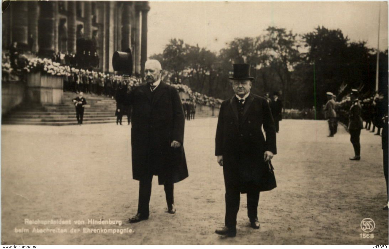 Reichspräsident Von Hindenburg Beim Abschreiten Der Ehrenkompagnie - Persönlichkeiten