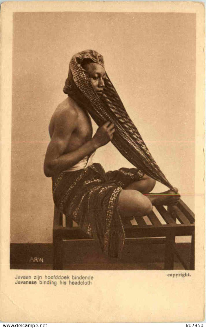 JAva - Javanese Binding His Headcloth - Indonésie