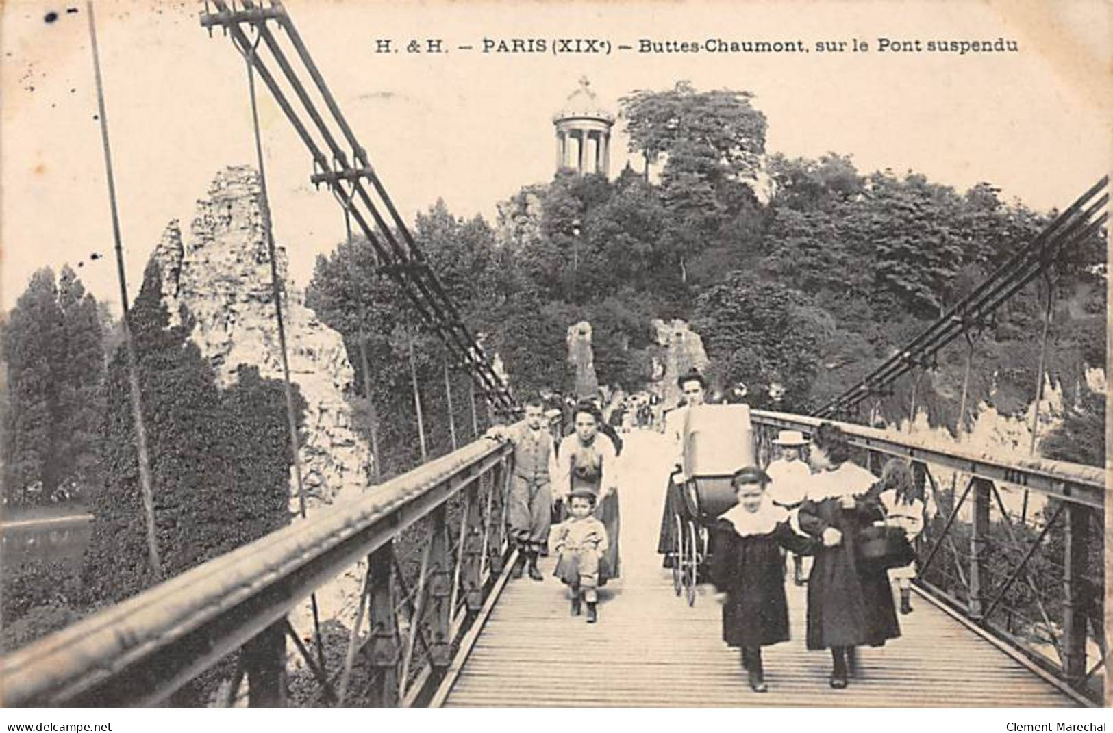 PARIS - Buttes Chaumont - Sur Le Pont Suspendu - Très Bon état - Arrondissement: 19