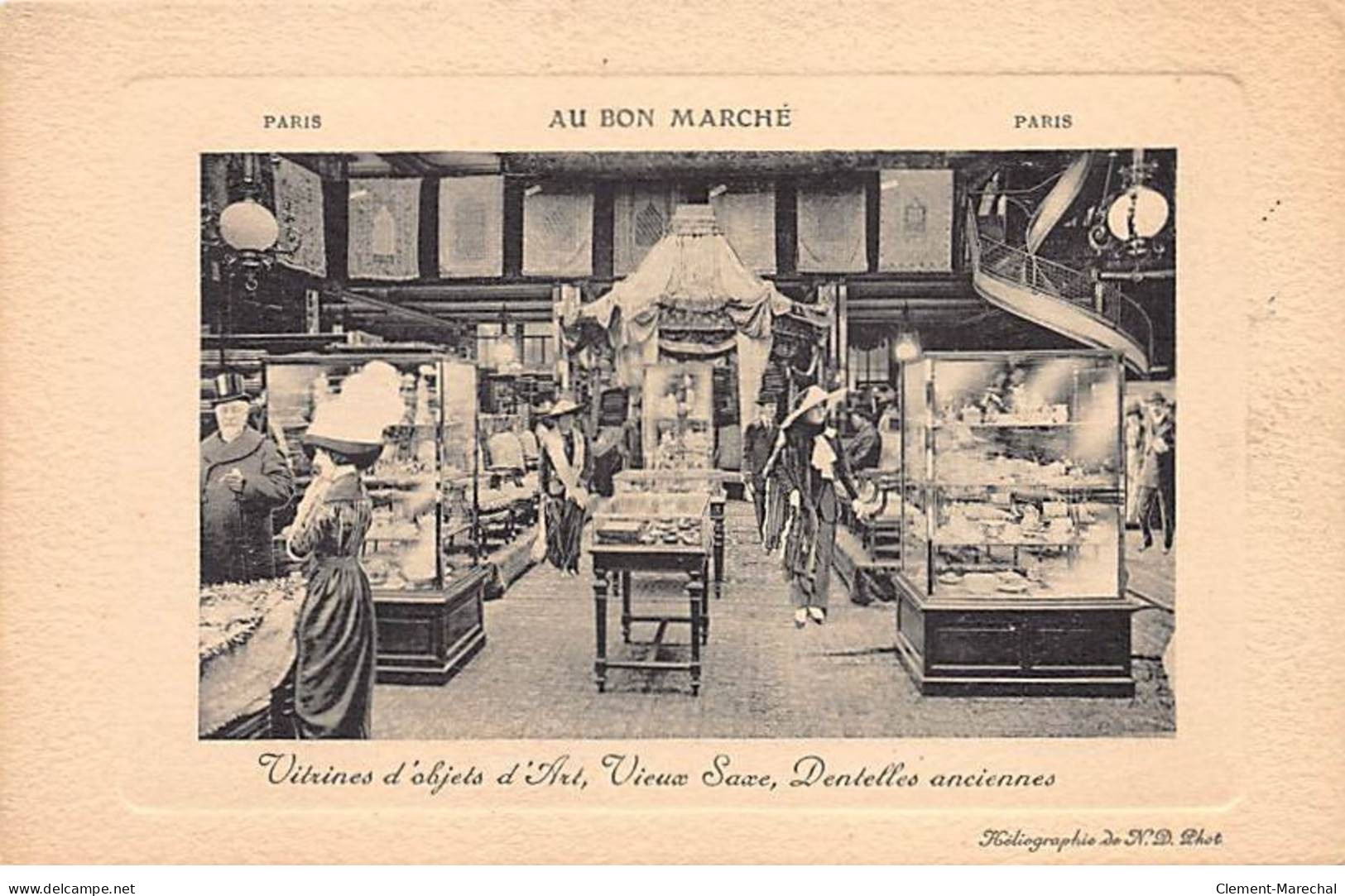 PARIS - Au Bon Marché - Vitrines D"objets D'Art, Vieux Saxe, Dentelles Anciennes - Très Bon état - Arrondissement: 07