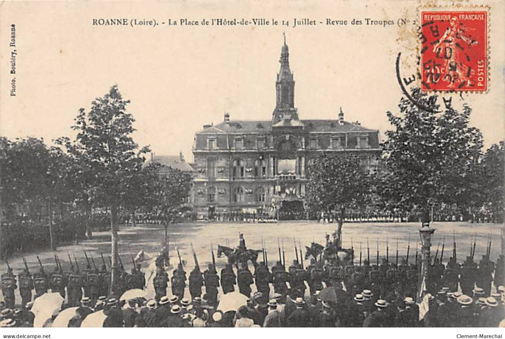 ROANNE - La Place De L'Hôtel De Ville Le 14 Juillet - Revue Des Troupes - Très Bon état - Roanne