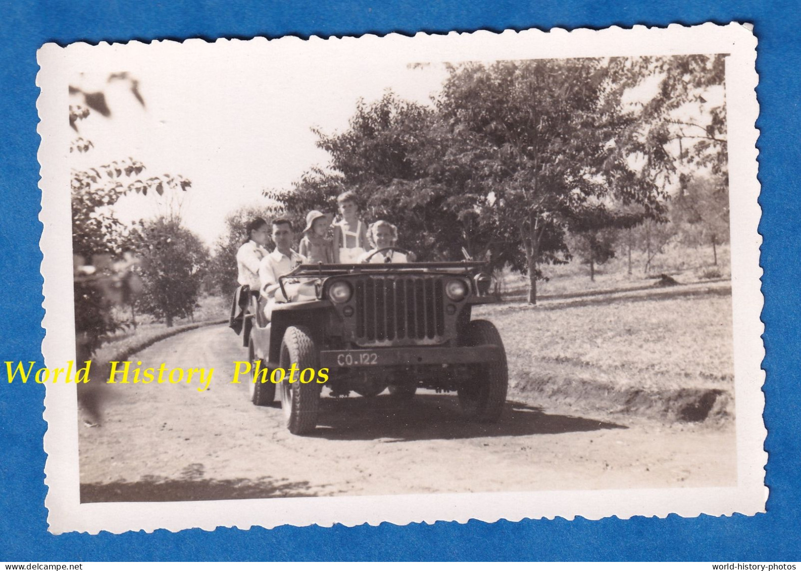 Photo Ancienne Snapshot - INDOCHINE - Famille En Jeep , Automobile Militaire ? Vers 1950 Fille Soldat Colonial Auto - Cars