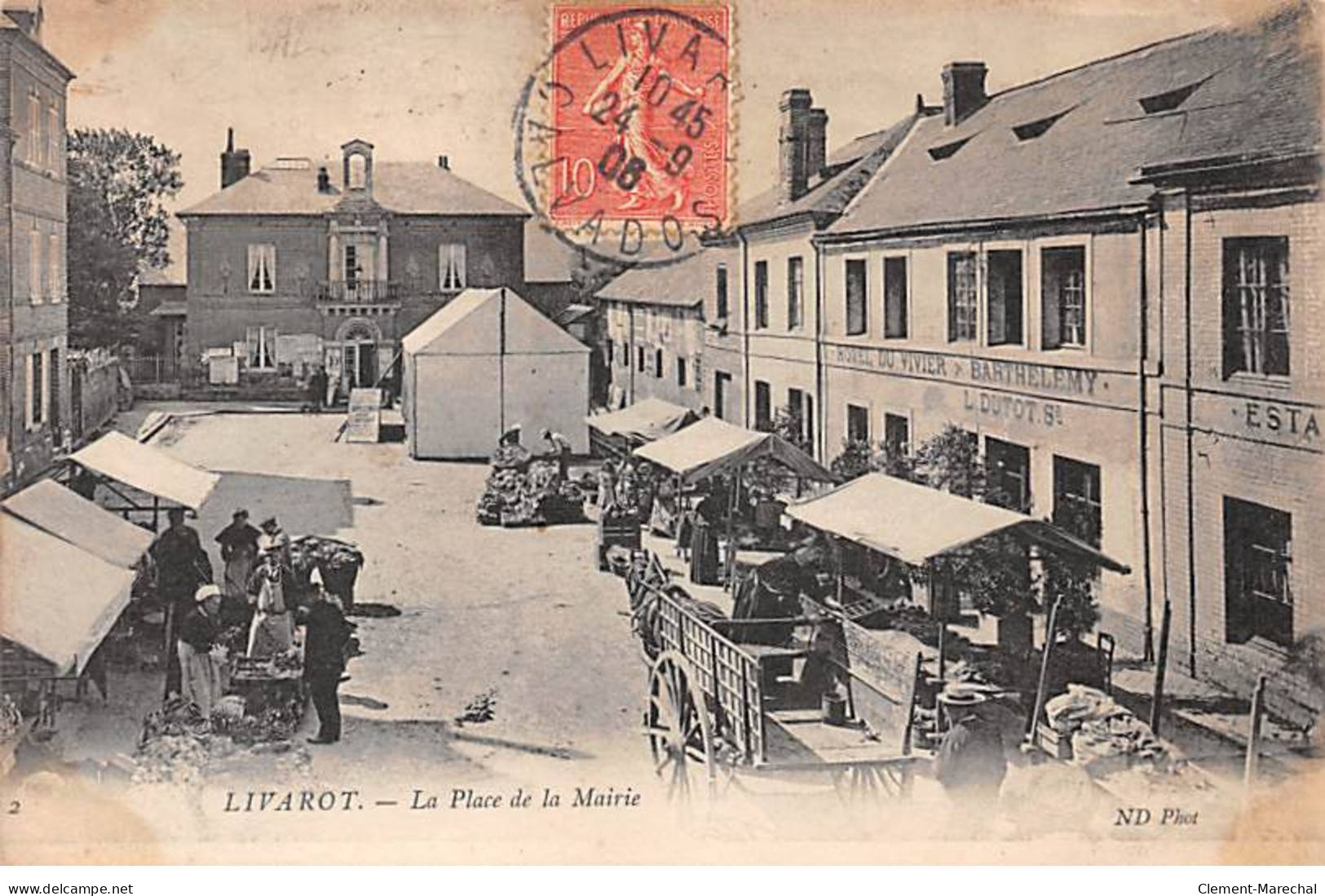 LIVAROT - La Place De La Mairie - Très Bon état - Livarot