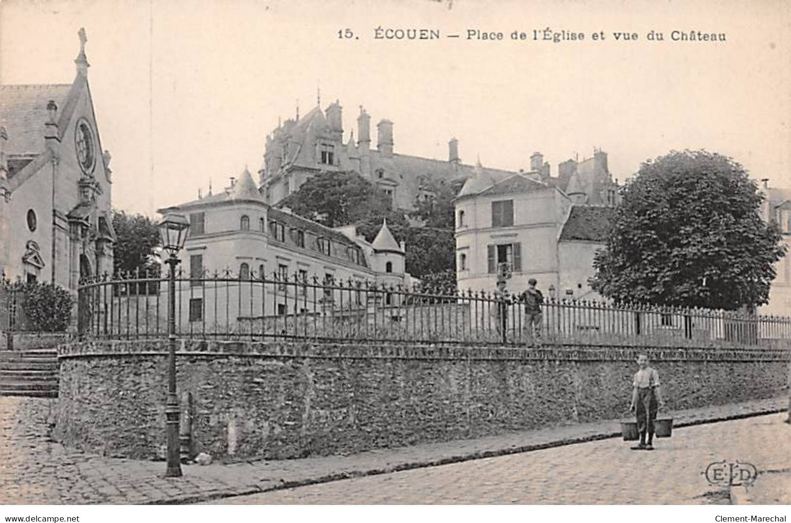 ECOUEN - Place De L'Eglise Et Vue Du Château - Très Bon état - Ecouen