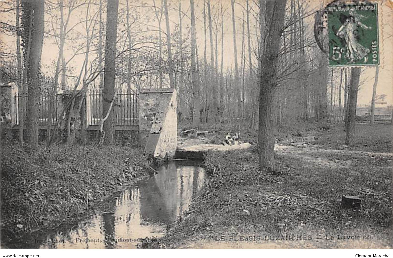 LE PLESSIS - LUZARCHES - Le Lavoir - Très Bon état - Le Plessis Bouchard