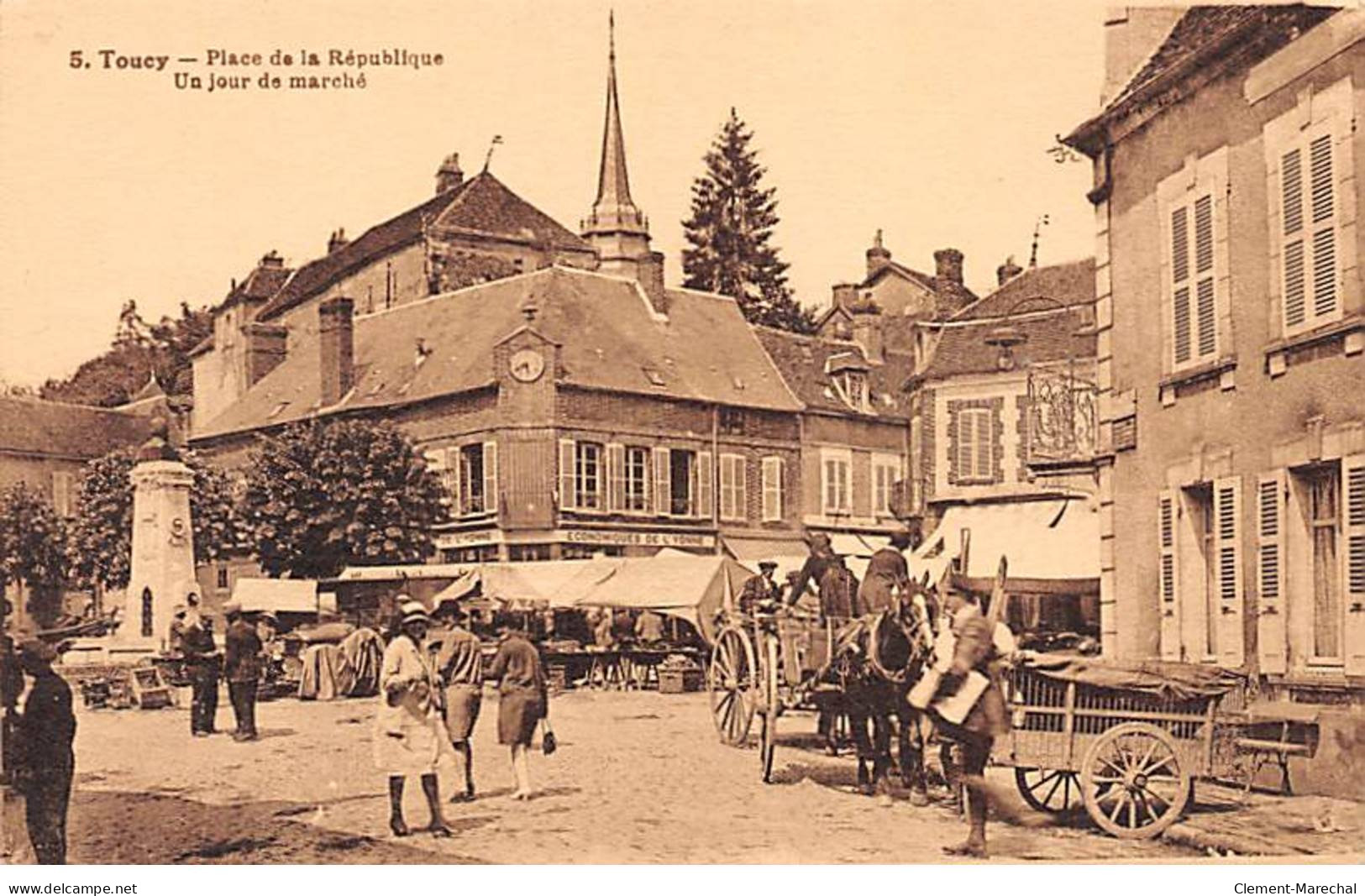 TOUCY - Place De La République - Un Jour De Marché - Très Bon état - Toucy