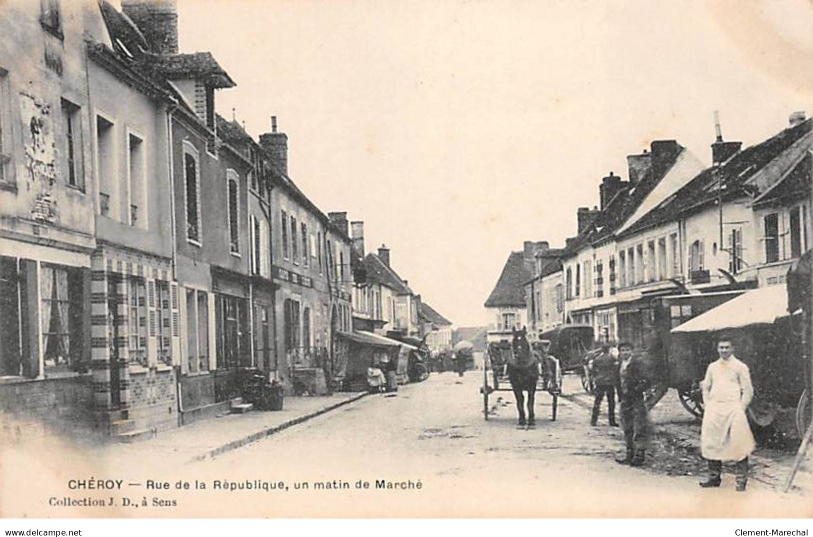 CHEROY - Rue De La République, Un Matin De Marché - Très Bon état - Cheroy