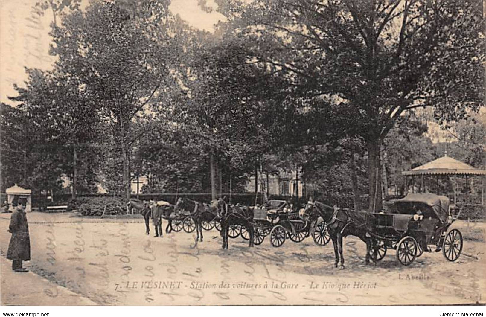 LE VESINET - Station Des Coitures à La Gare - Le Kiosque Hériot - Très Bon état - Le Vésinet