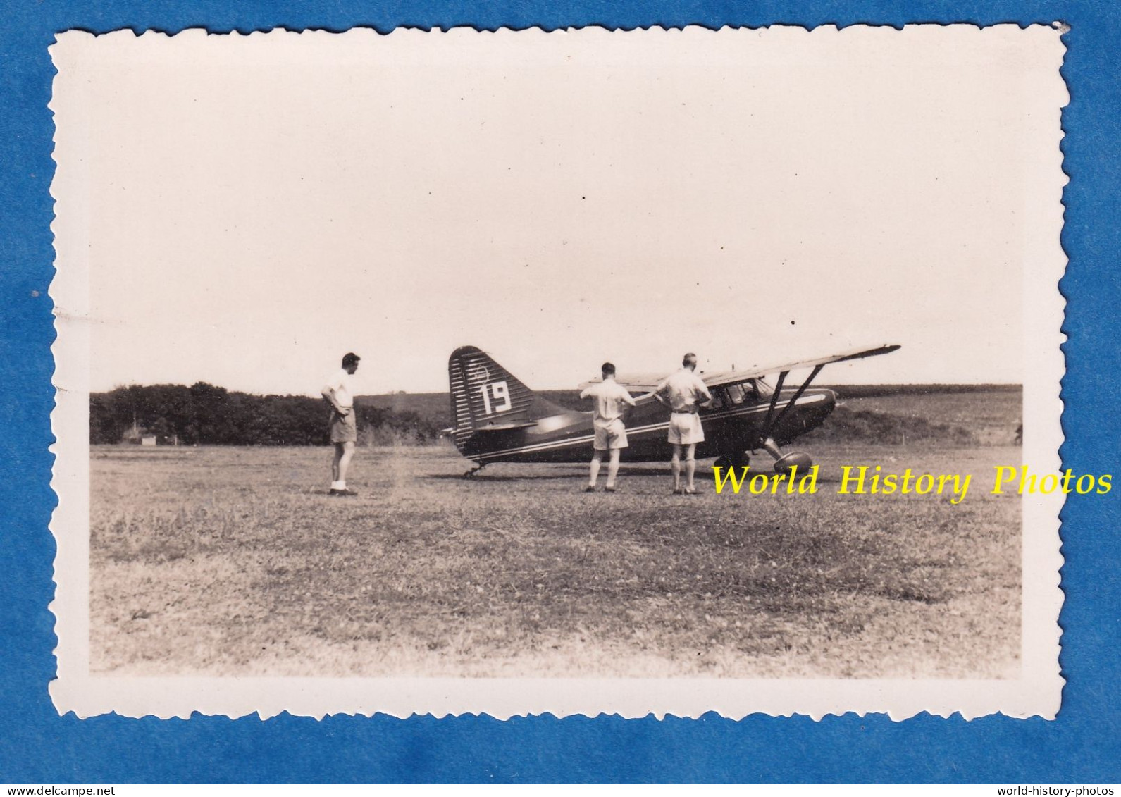 Photo Ancienne Snapshot - INDOCHINE - Avion à Identifier STINSON ? Militaire ? Civil ? Vers 1948 - Aviation Homme Pilote - Luftfahrt