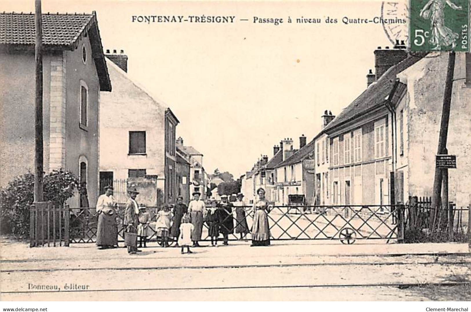 FONTENAY TRESIGNY - Passage à Niveau Des Quatre Chemins - Très Bon état - Fontenay Tresigny