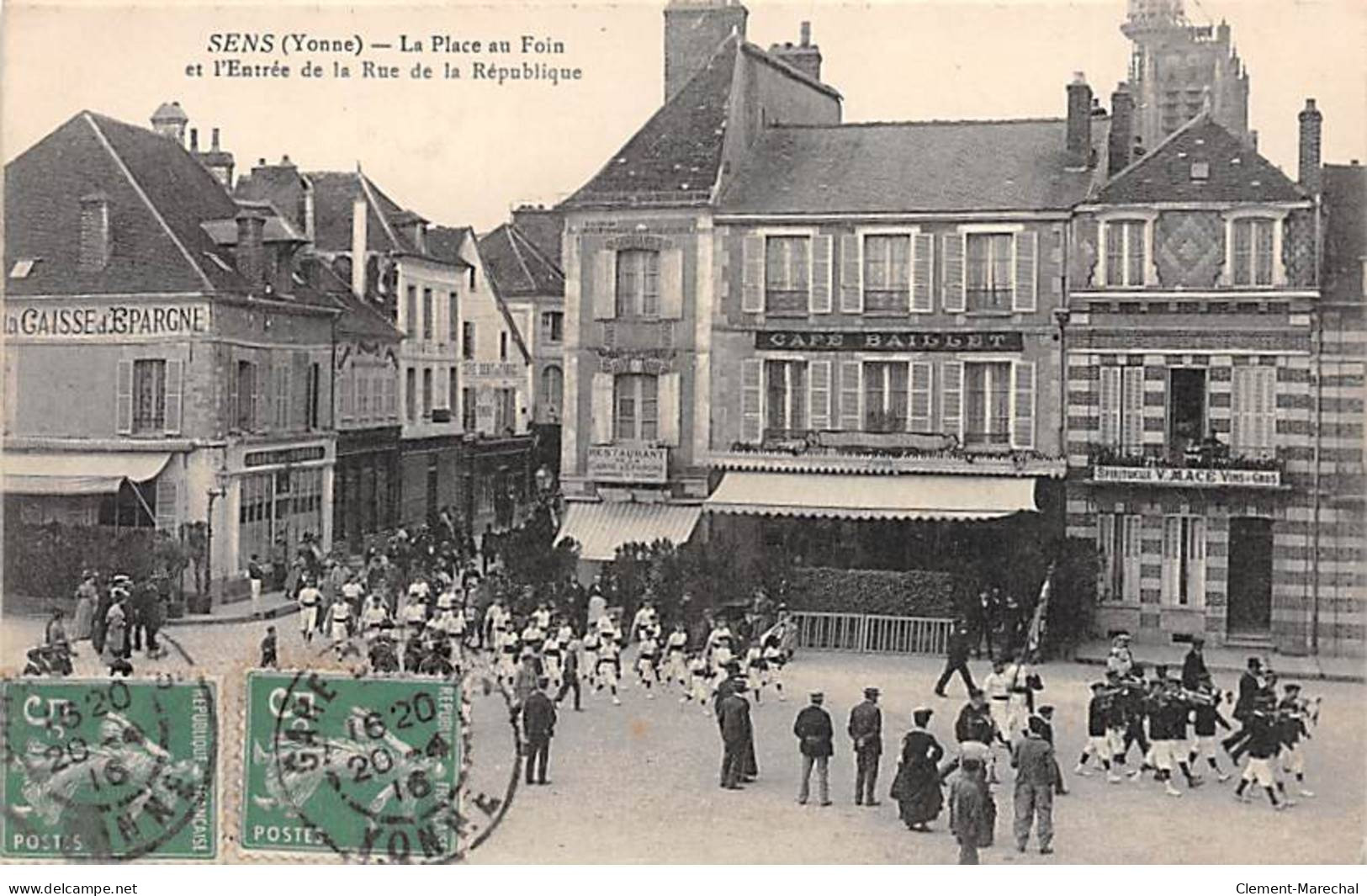 SENS - La Place Au Foin Et L'Entrée De La Rue De La République - Très Bon état - Sens