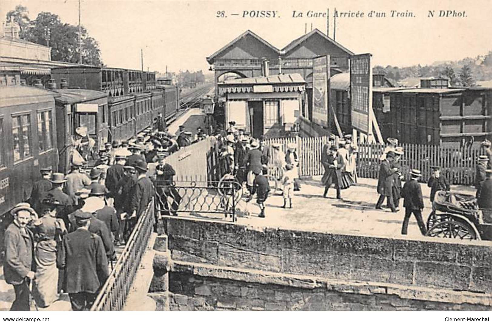 POISSY - La Gare - Arrivée D'un Train - Très Bon état - Poissy