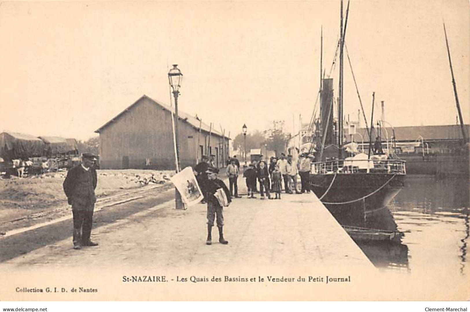 SAINT NAZAIRE - Les Quais Des Bassins Et Le Vendeur Du Petit Journal - Très Bon état - Saint Nazaire