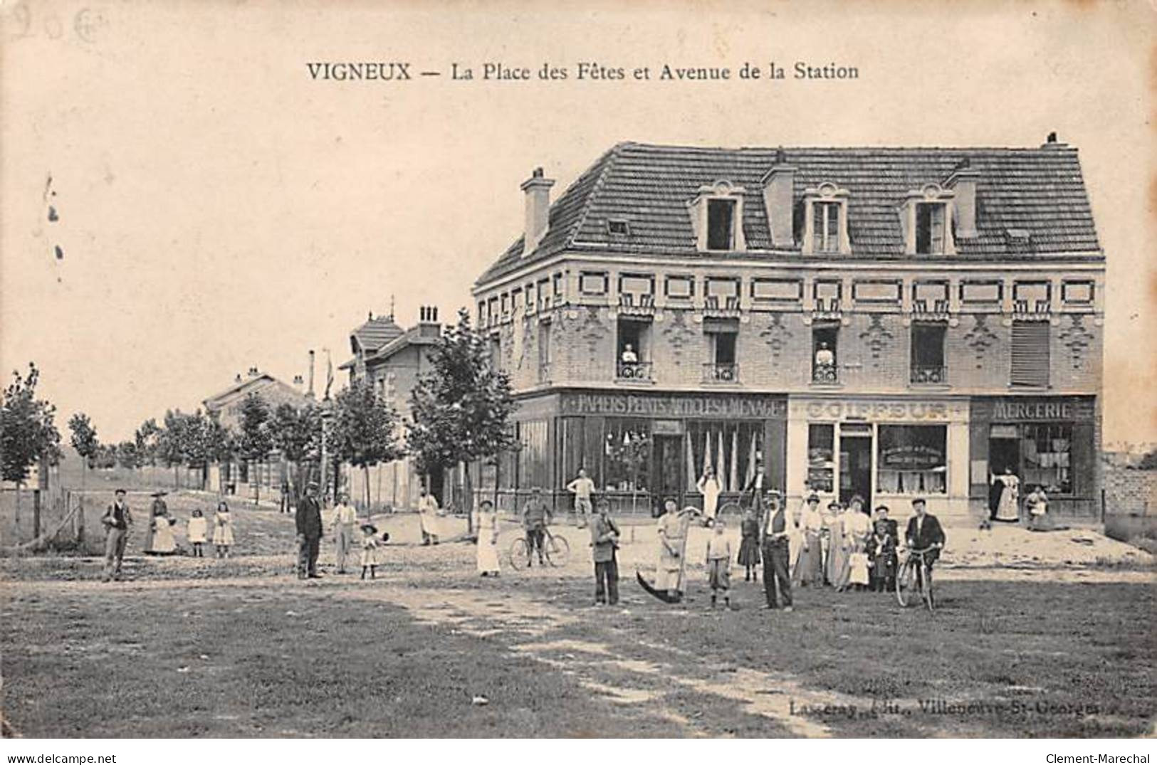 VIGNEUX - La Place Des Fêtes Et Avenue De La Station - Très Bon état - Vigneux Sur Seine