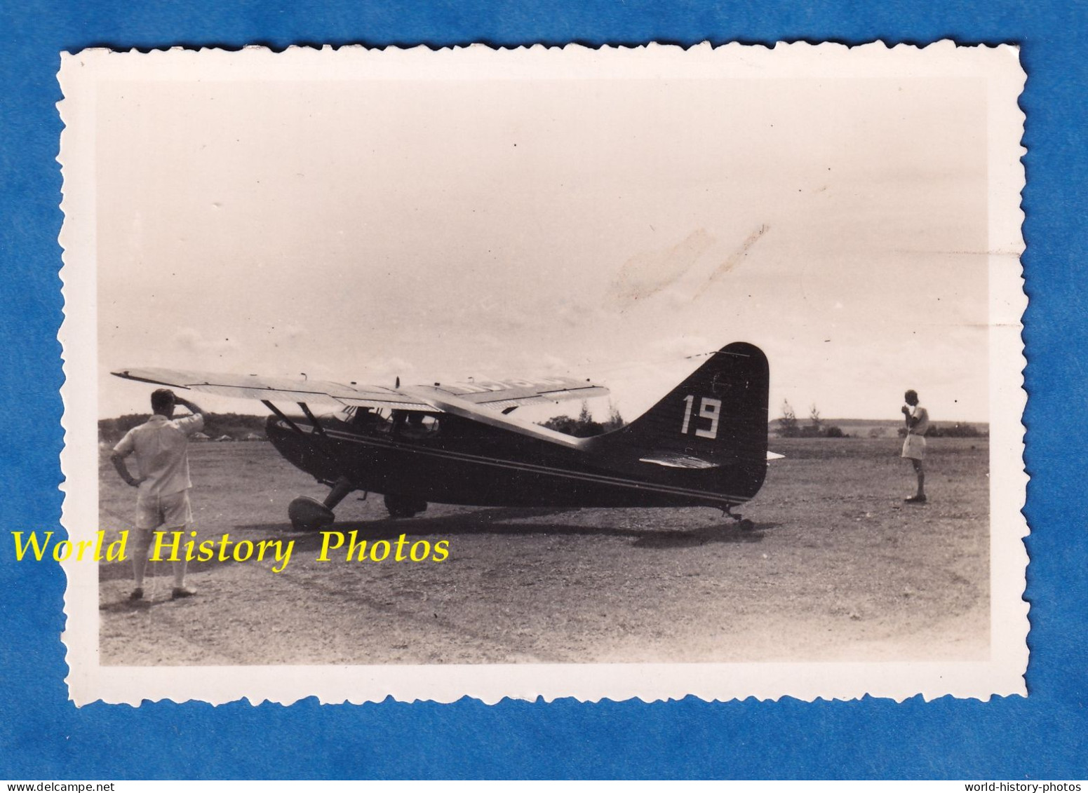 Photo Ancienne Snapshot - INDOCHINE - Avion STINSON ? Militaire ? Civil ?- Vers 1948 - Aviation Colonial Homme Pilote - Aviation