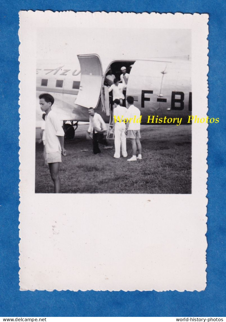 Photo Ancienne Snapshot - INDOCHINE ? - Descente D'un Avion à Identifier - Azur ? - Vers 1950 - Aviation Garçon - Aviation