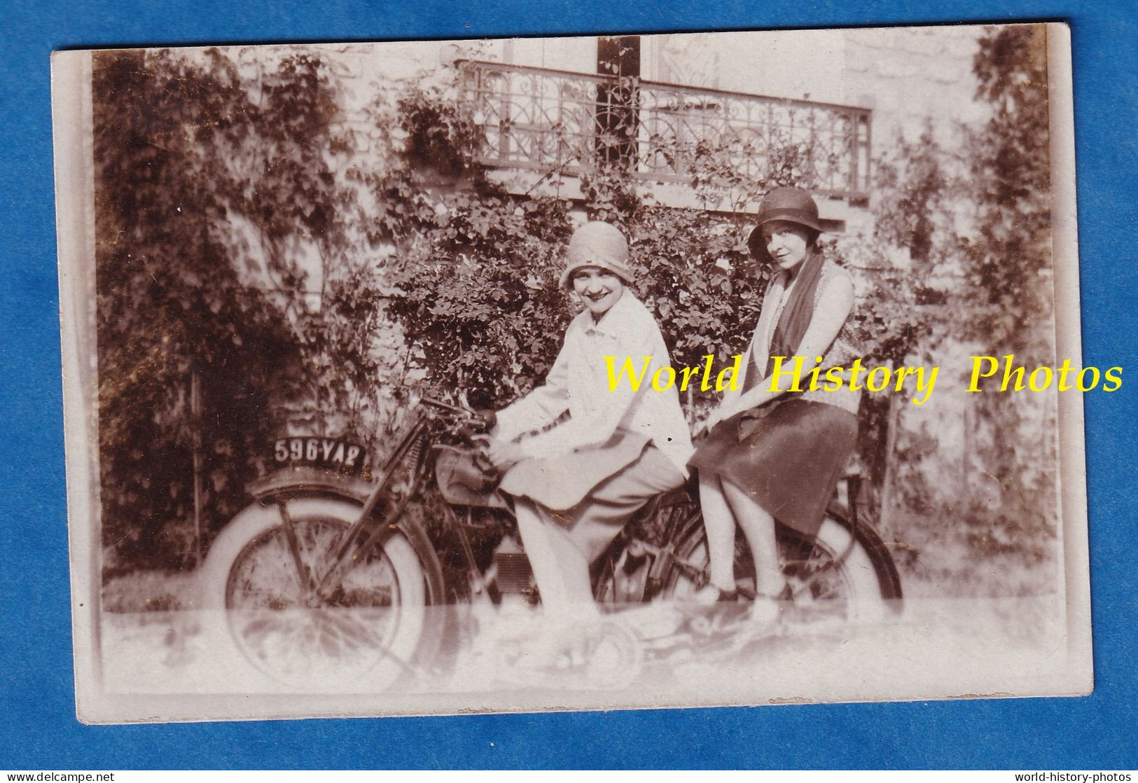 Photo Ancienne Snapshot - Beau Portrait De Femme Sur Une Moto à Identifier - Voir Immatriculation - Fille Chapeau Mode - Automobile