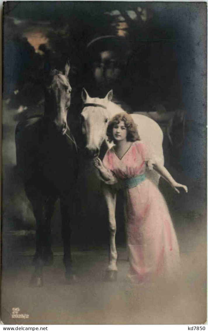 Frau Mit Pferd - Horses