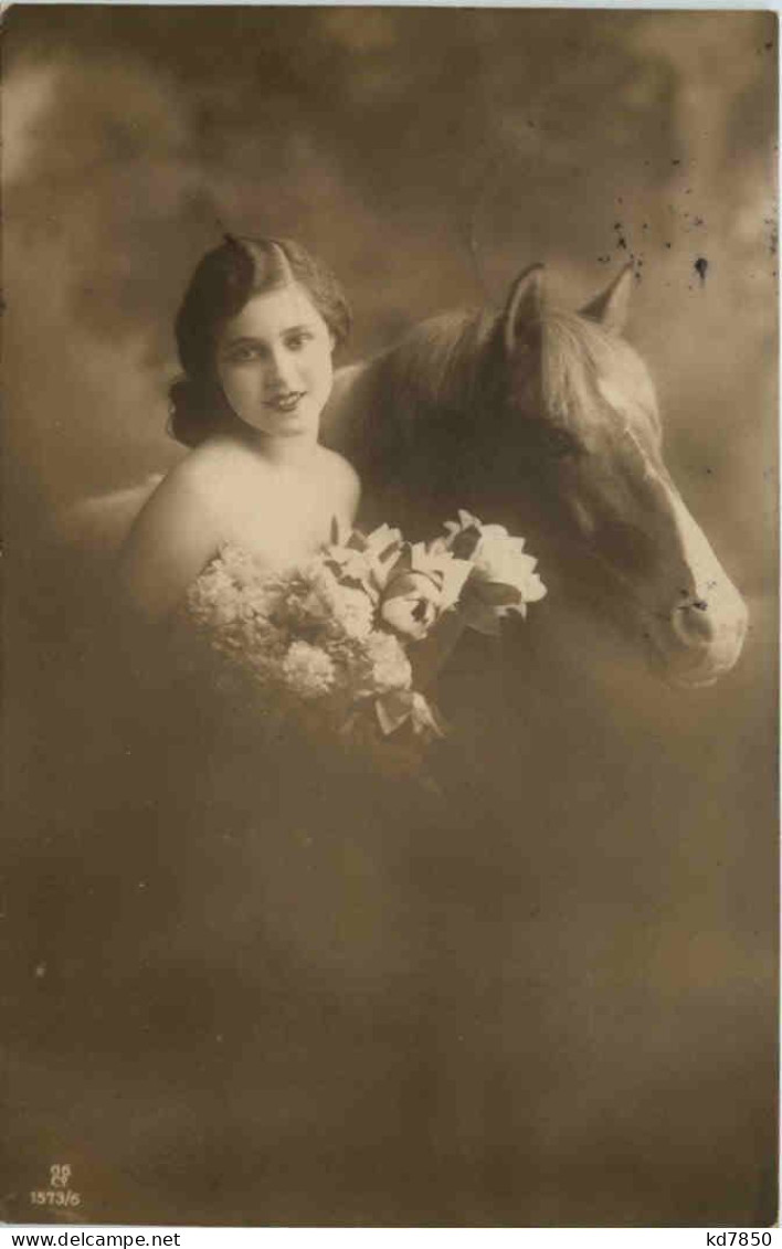 Frau Mit Pferd - Horses