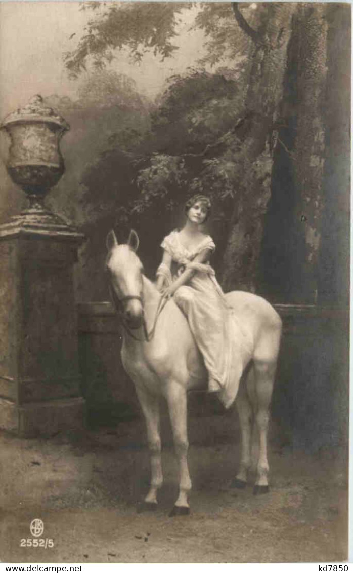 Frau Mit Pferd - Horses