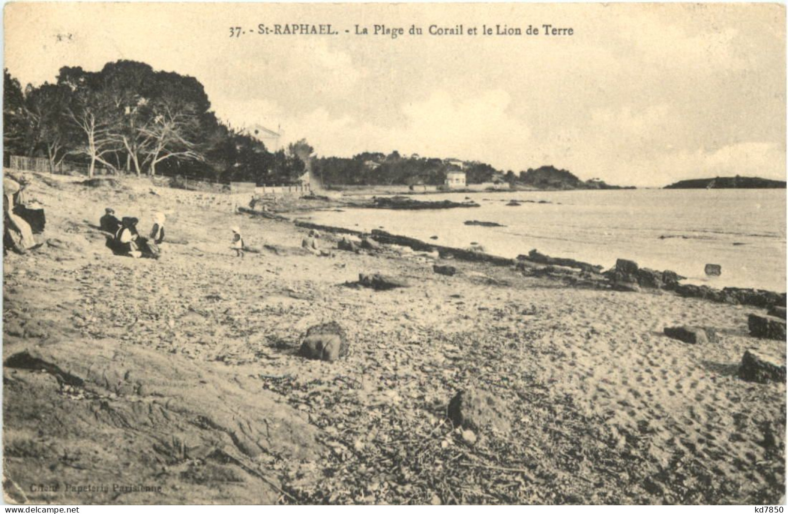 Saint-Raphael, La Plage Du Corail Et Le Lion De Terre - Saint-Raphaël