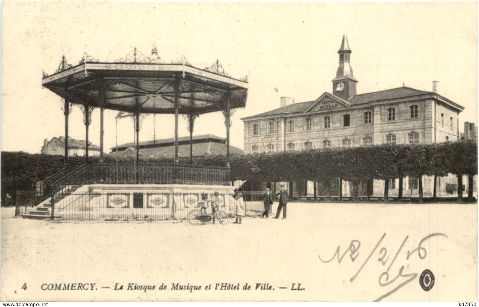 Commercy, Le Kiosque De Musique Et L`Hotel De Ville - Commercy