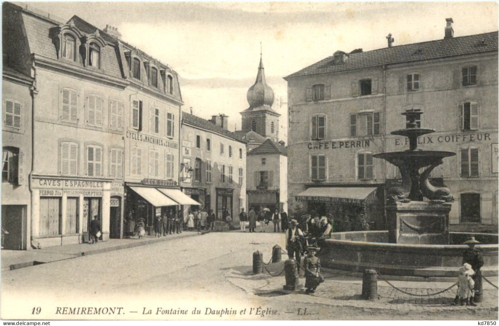 Remiremont, La Fontaine De Dauphin Et LÈglise - Remiremont