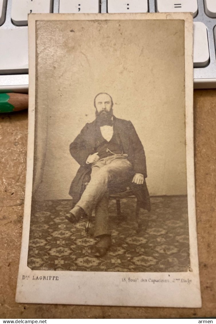 Réal Photo CDV Vers 1870 Homme Barbu Assis  Photographie La Griffe Paris - Ancianas (antes De 1900)