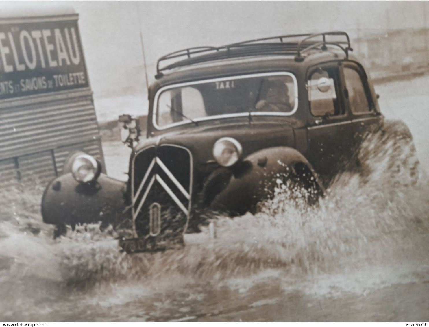 Photo MARSEILLE CANEBIERE INONDATION CITROEN H SAVON GABELOTEAU  TAXI TRACTION AVANT 1959 - Cars