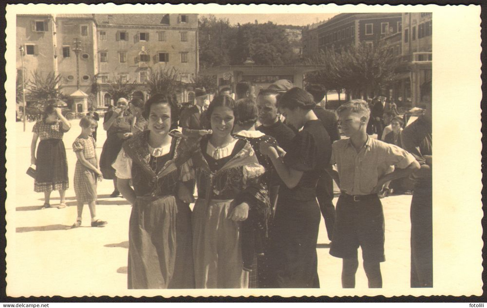 Croatia Sibenik 1936 Nice Girl Woman Boy On Street National Costume Old   Photo 13x9 Cm # 41240 - Anonyme Personen