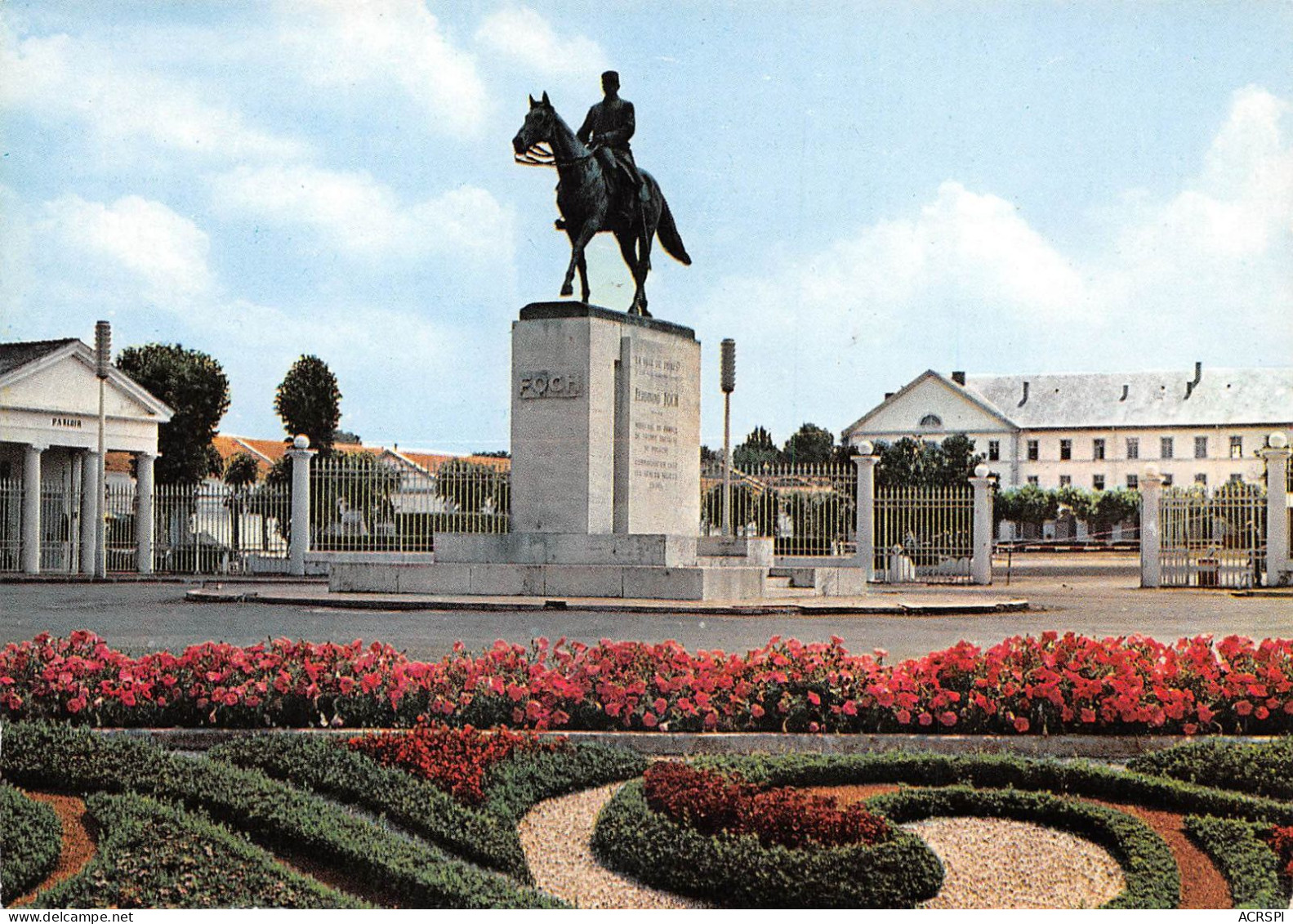 65 TARBES Entrée Des Casernes Statue Du Maréchal FOCH (Scan R/V) N° 10 \MS9003 - Tarbes