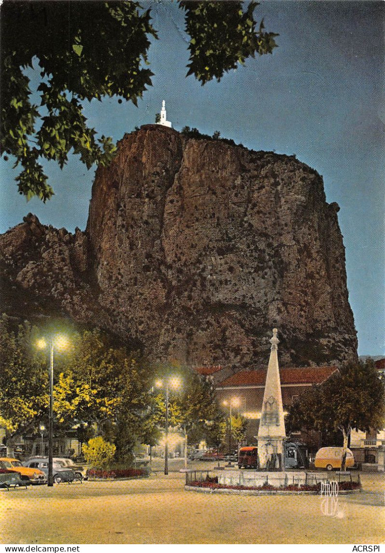 04 CASTELLANE Vue Nocturne De La Grande Place (Scan R/V) N° 13 \MS9013 - Castellane