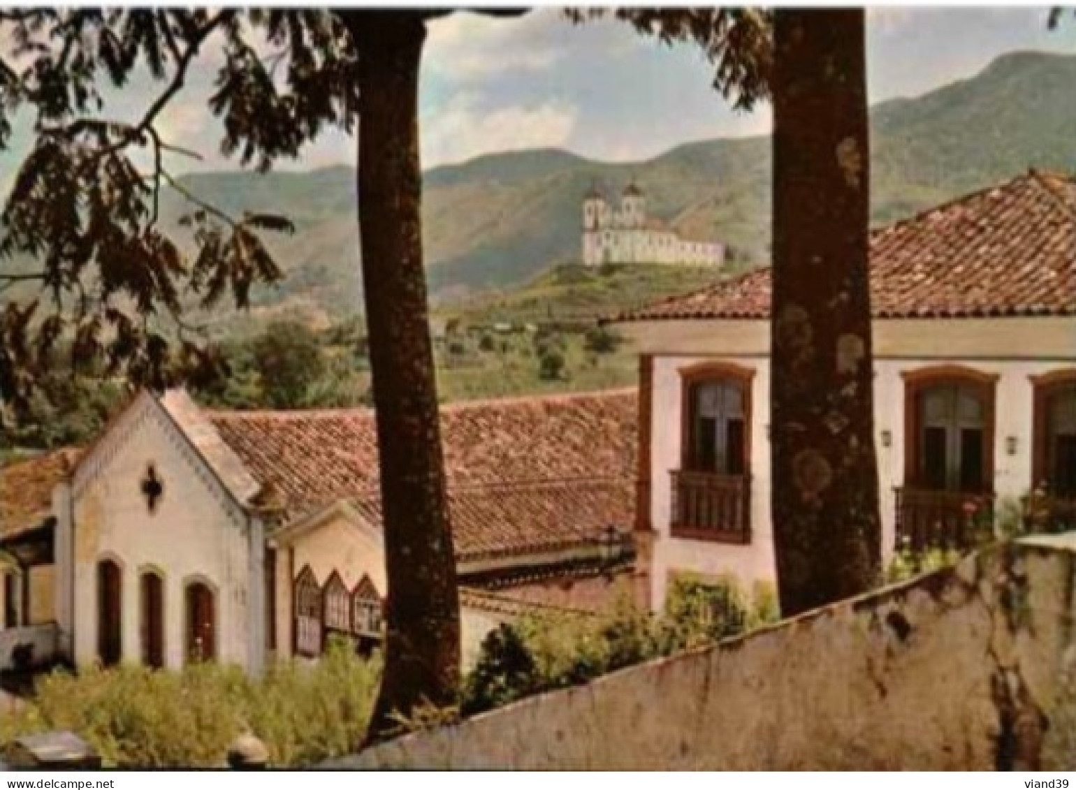 OURO PRETO   -  Estado Do Minas Gerais   :  Igreja E Casas Típicas. Maisons Et église Typiques. - Altri & Non Classificati