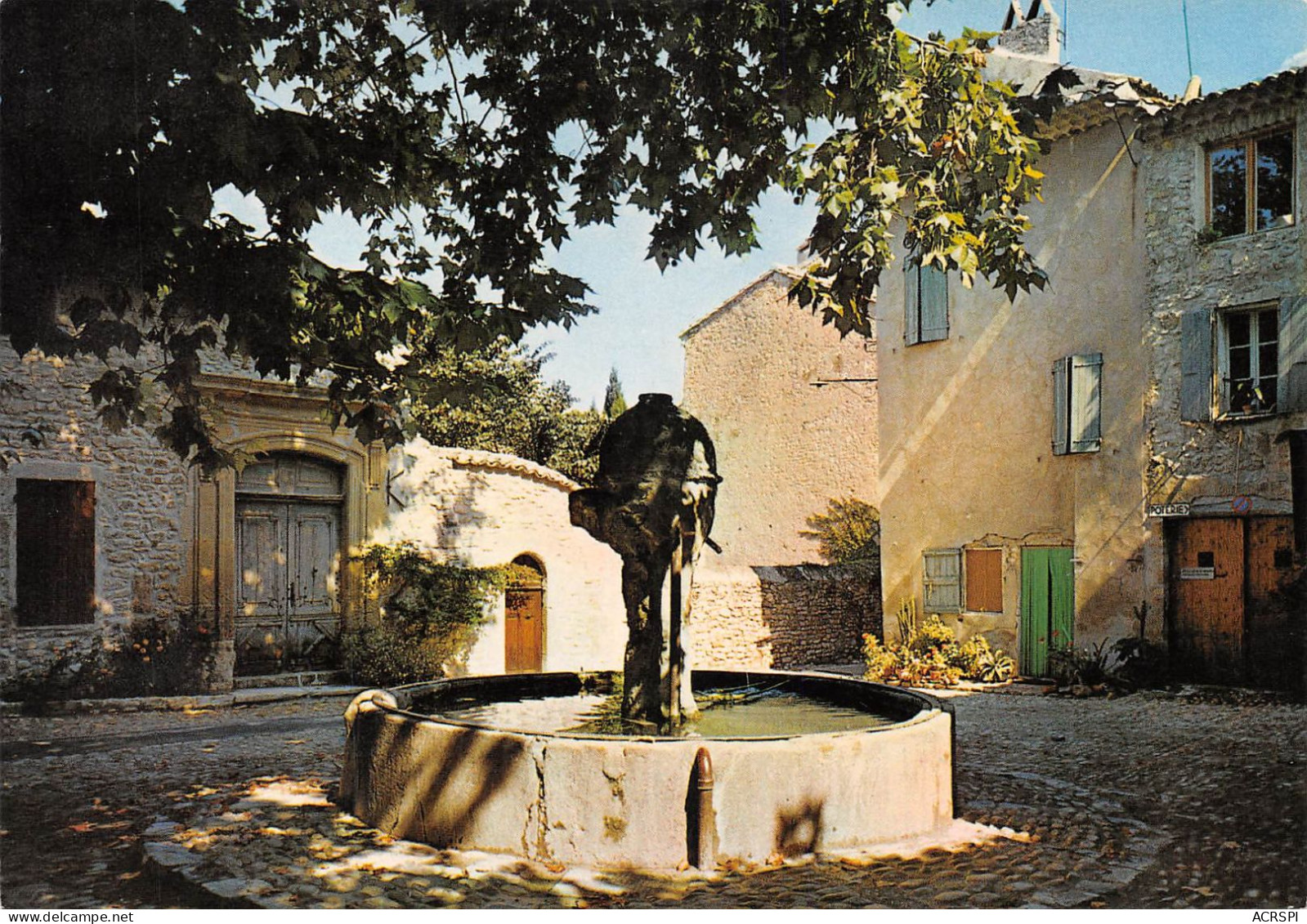 84 VAISON-LA-ROMAINE La Fontaine Place Du Vieux Marché (Scan R/V) N° 10 \MS9075 - Vaison La Romaine
