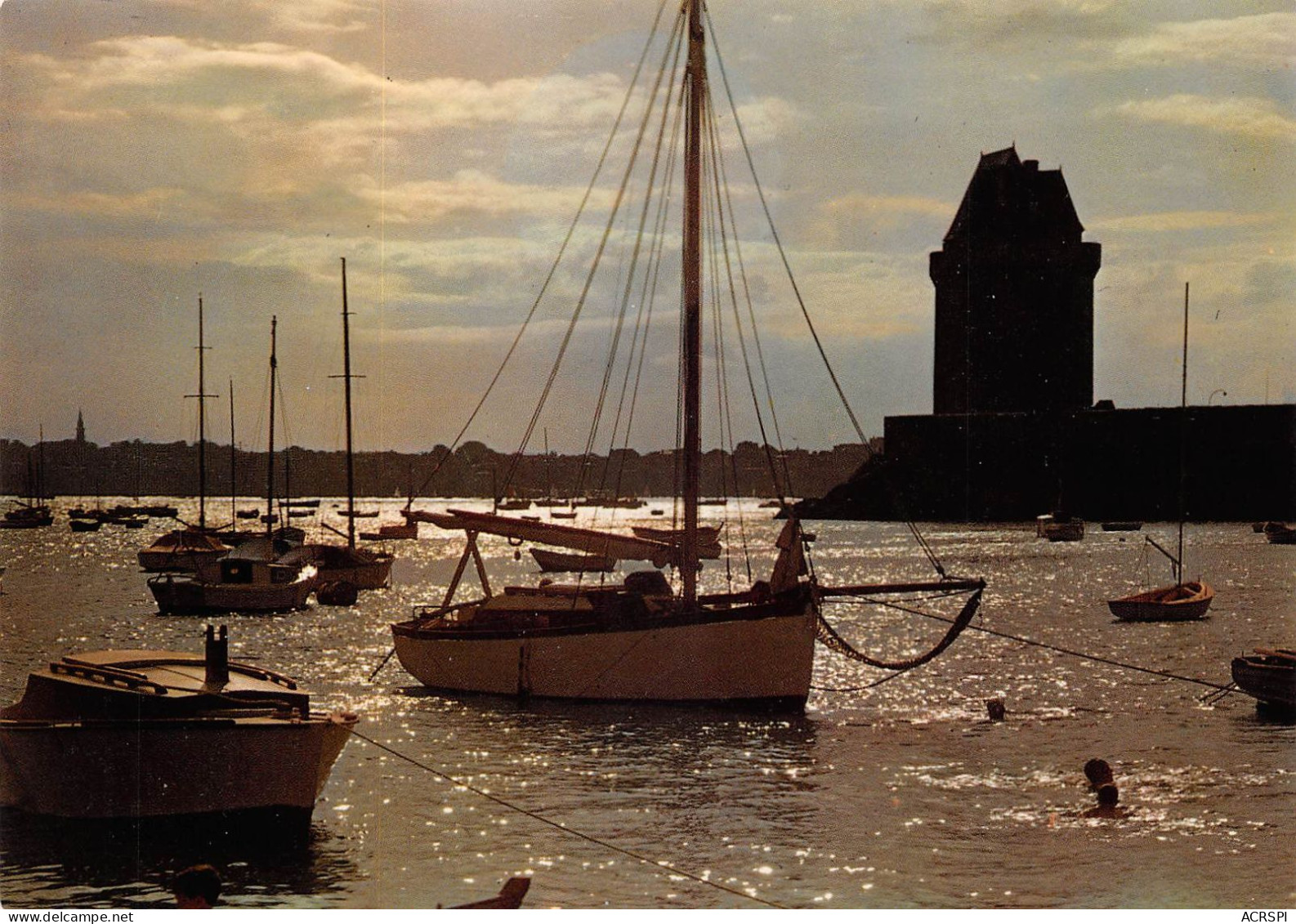 35 SAINT-SERVAN Voiliers Devant La Tour (Scan R/V) N° 2 \MS9088 - Saint Servan