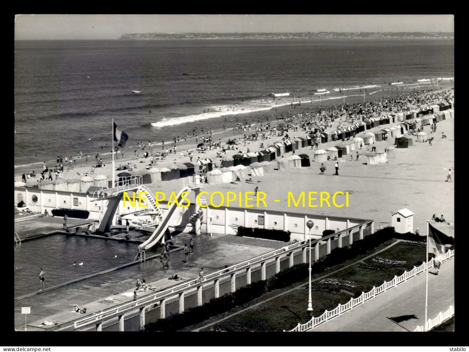 14 - TROUVILLE - LA PISCINE ET LA PLAGE -TIRAGE PHOTO ORIGINAL, BON A TIRER DE LA CP SEMI-MODERNE FORMAT 10x15 - Trouville