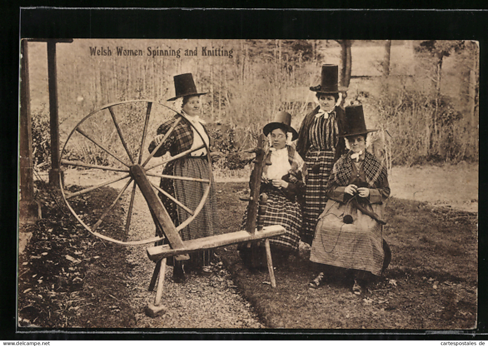AK Walisische Frauen In Trachten Mit Hüten An Spinnrad, Welsh Women Spinning And Knitting, Europäisch  - Ohne Zuordnung