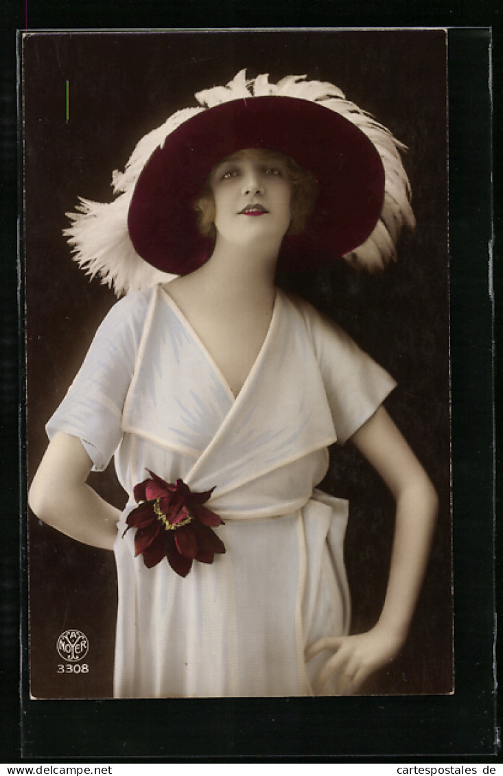 Foto-AK A. Noyer Nr. 3308: Junge Schönheit Im Hellen Kleid Mit Roter Ansteckblume Und Hut  - Photographie