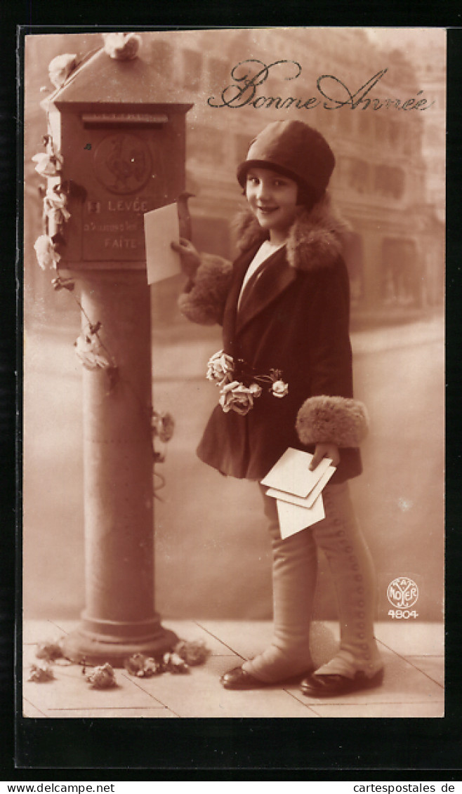 Foto-AK A. Noyer Nr. 4804: Kleines Mädchen Wirft Briefe Ein  - Photographie
