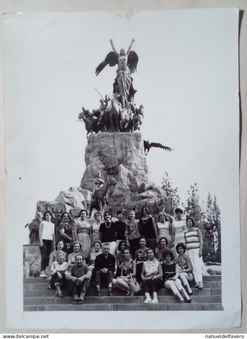 Photographie - Groupe De Personnes à Côté Du Monument (18cm X 24cm). - Personnes Anonymes