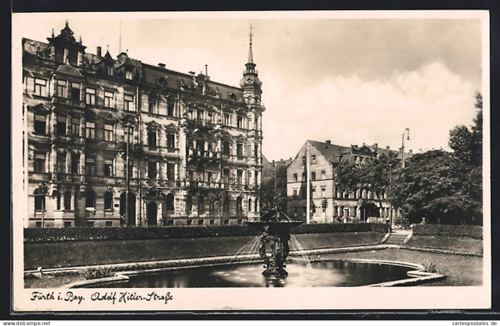 AK Fürth / Bayern,  Strasse, Anlage Mit Brunnen  - Fürth