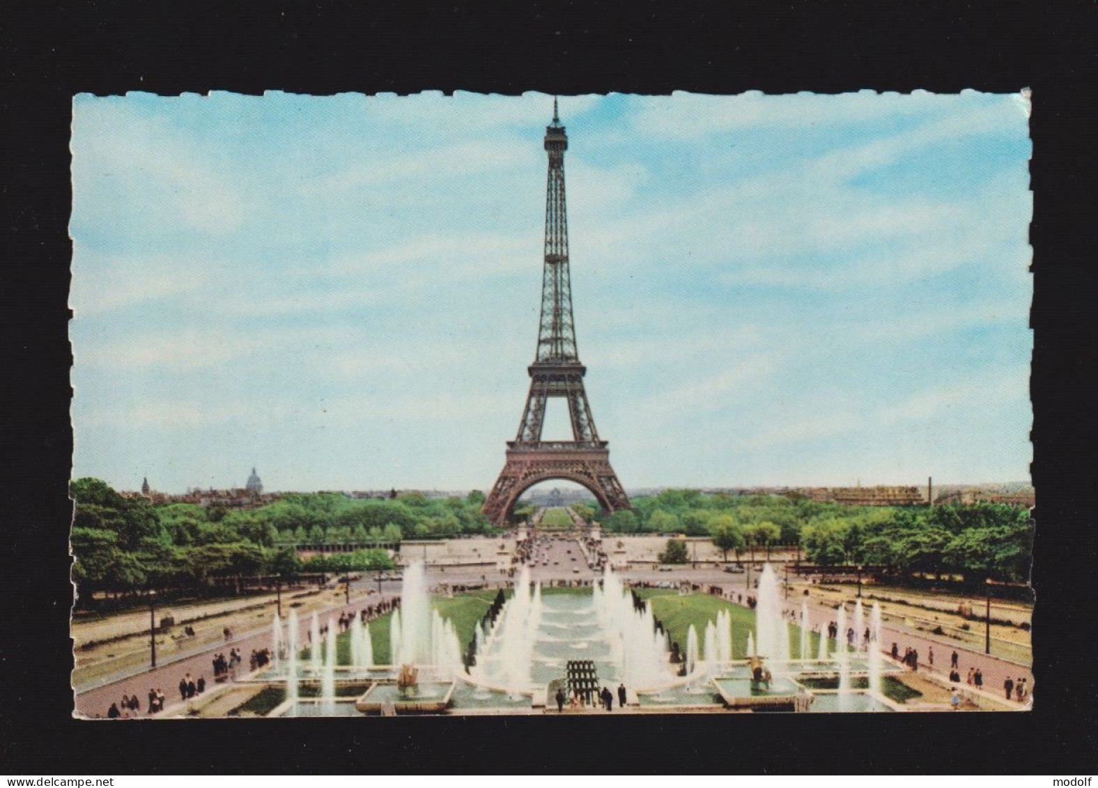 CPSM Dentelée - 75 - Paris - La Tour Eiffel Et Les Jeux D'Eau Du Palais Chaillot - Circulée - Tour Eiffel