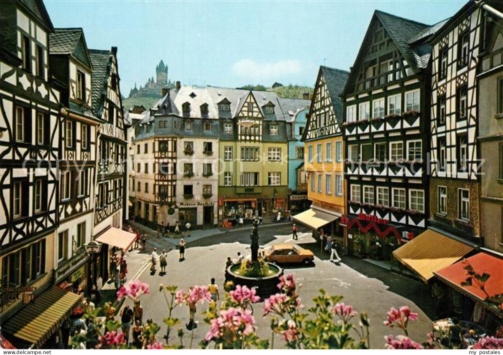 73246473 Cochem Mosel Marktplatz St Martinsbrunnen Altstadt Fachwerkhaeuser Burg - Cochem