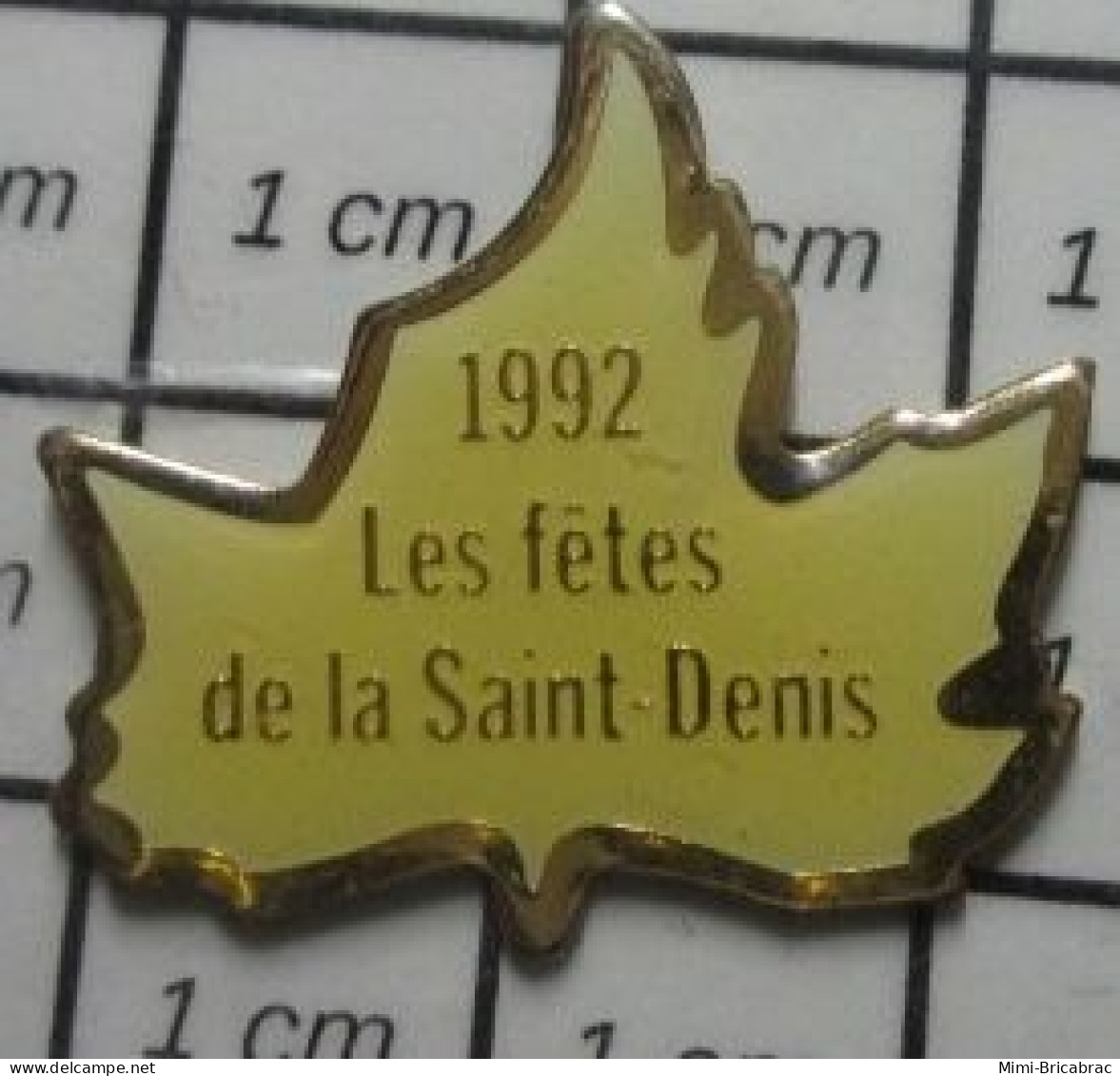 1818A Pin's Pins / Beau Et Rare / AUTRES / LES FETES DE LA SAINT DENIS FEUILLE ERABLE QUEBEC CANADA ? - Andere & Zonder Classificatie