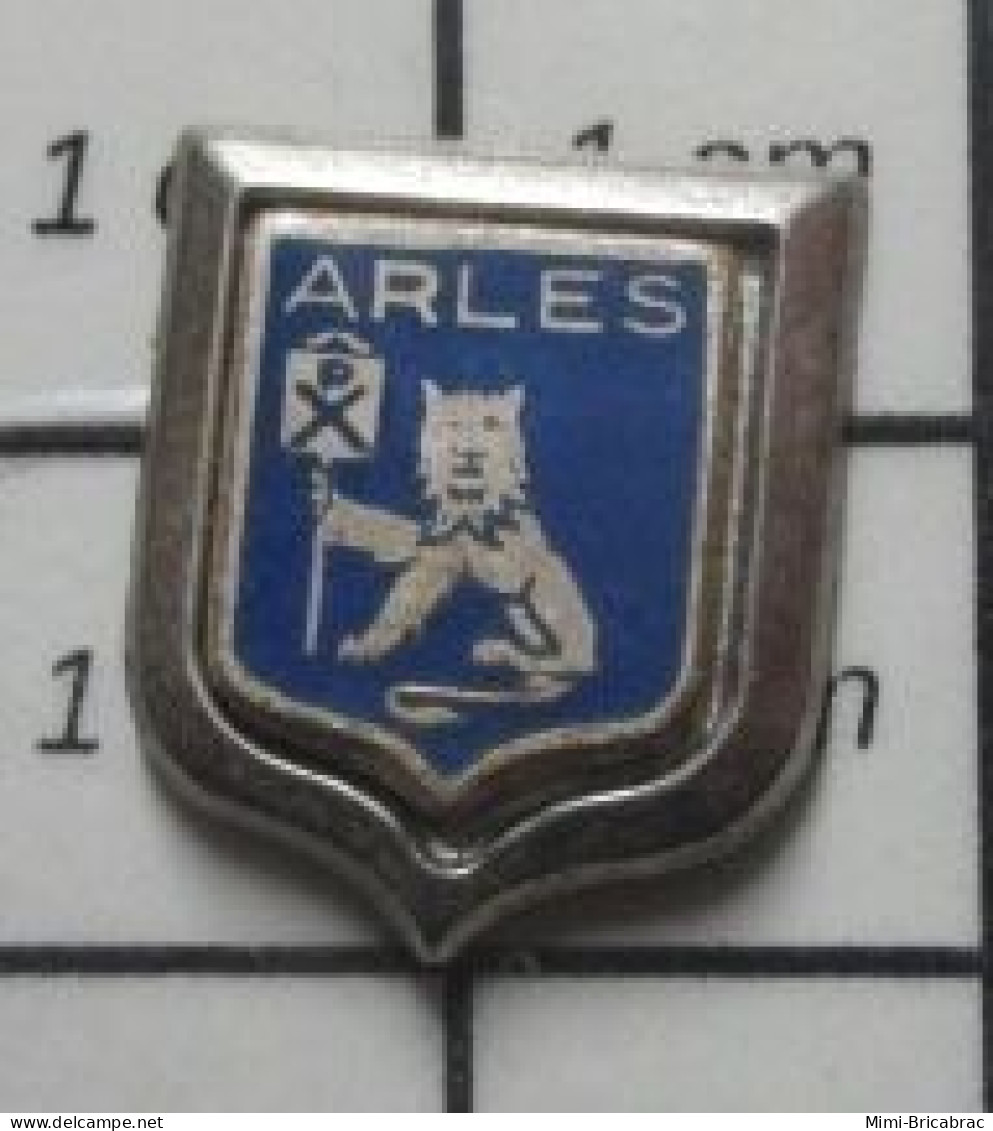 1818A Pin's Pins / Beau Et Rare / VILLES / Mini Pin's ARLES BLASON ECUSSON ARMOIRIES - Cities